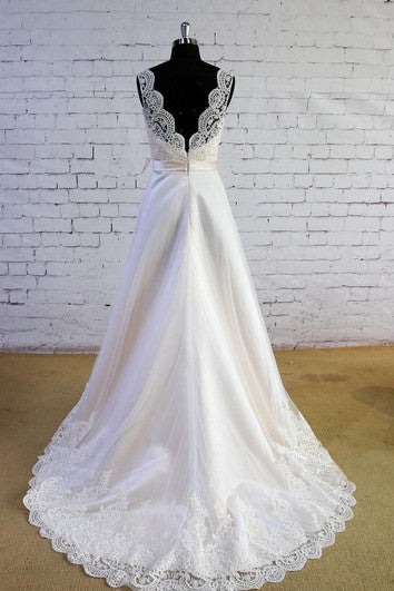 Kleid aus Satin und Spitze mit V-Ausschnitt, Spitzensaum und Satinschärpe