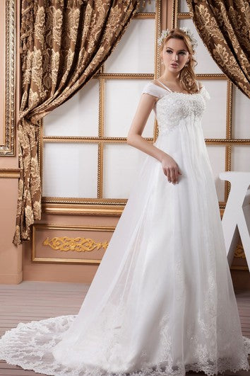 Beading y bata de imperio de la línea A de manga Caped