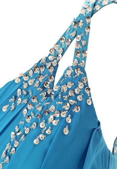 Šaty s jedním ramenem, volánky, korálkovou výšivkou a vlečkou