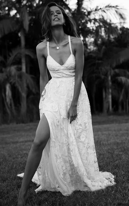 Abito da sposa da facciata in pizzo senza maniche spaghetti