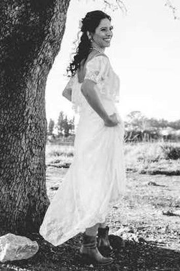 Boho svatební šaty s krajkovým výstřihem a plisováním