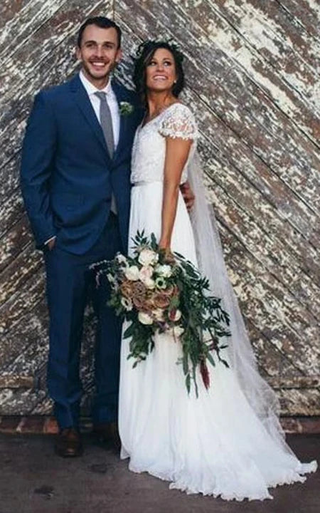 Robe de mariée empire en dentelle avec dos en V et détails en cristal