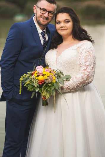 Übergröße V-Ausschnitt A-Linie Bodenlanges Brautkleid aus Tüll und Spitze