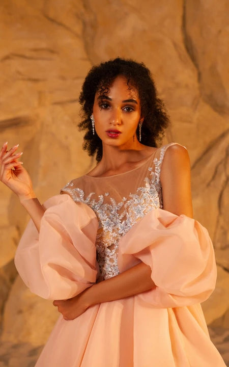 Společenské šaty s lodíčkovým výstřihem, krátkým rukávem, empire pasem, předním rozparkem a korálkovým topem v áčkovém střihu