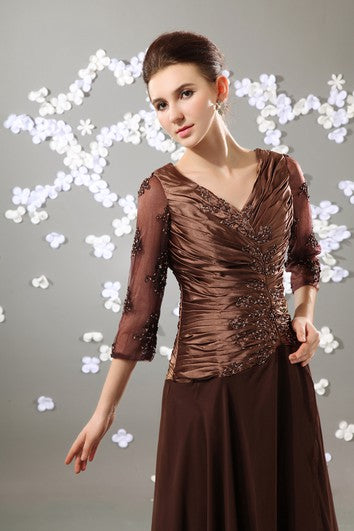 Bodenlanges Chiffonkleid mit V-Ausschnitt, 3–4 Ärmeln und gerüschtem Oberteil