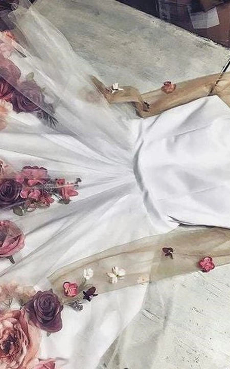 Robe de soirée courte à manches longues et effet illusion blush avec décoration florale