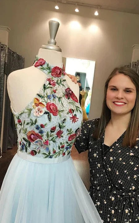 Večerní šaty s vysokým límcem bez rukávů, empire střih, tylové s květinovou aplikací