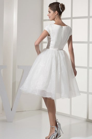 Midikleid in A-Linie mit Miniärmeln und Falten