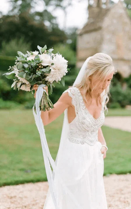 Vestido de novia casual con cubierta de cuello en V.