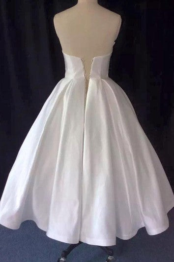 Robe de bal trapèze en taffetas sans bretelles longueur thé