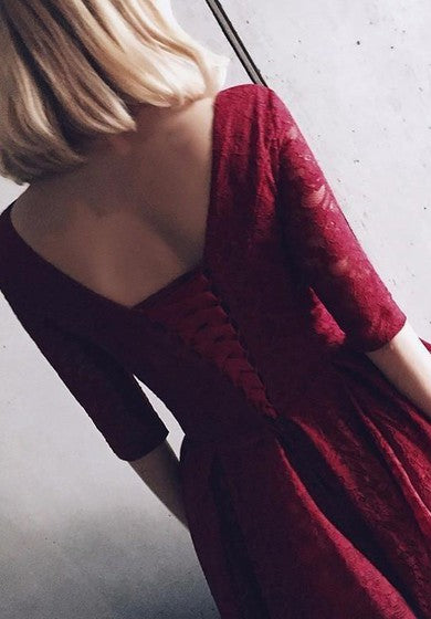 Adorabile vestito da cocktail in ginocchio a v-ginocchia di pizzo