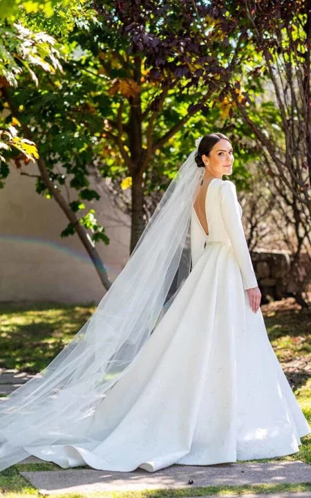 Elegante abito da sposa con retro a basso v-gine di gioiello satinato con ricamo