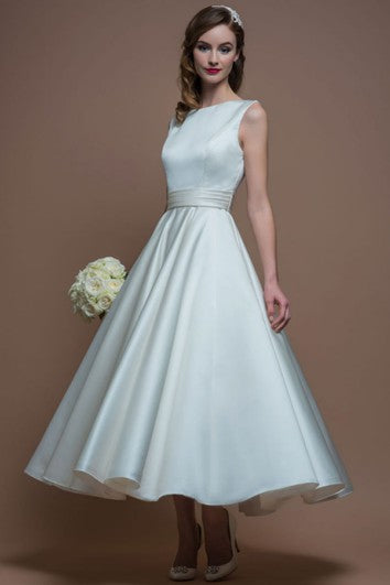 Robe de mariée trapèze en satin sans manches à col bijou et longueur thé avec dos en V