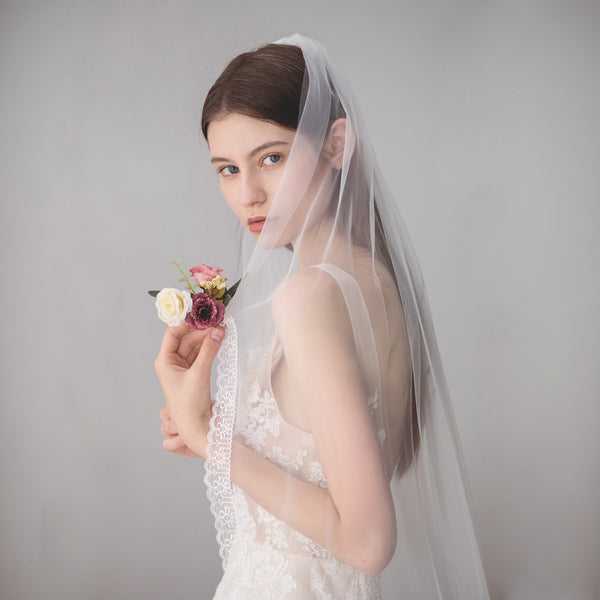 Single Tier Tulle Fingertip Veil with Lace Trim