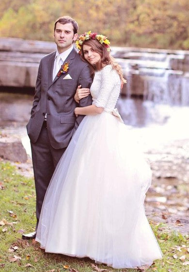 Schlichtes, schlichtes Brautkleid aus Spitzentüll mit U-Ausschnitt und Ellbogenärmeln