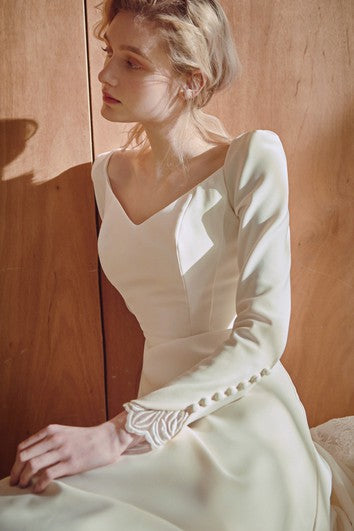 Romantické svatební šaty A-linie z saténu, dlouhé, s dlouhým rukávem a délkou po zem