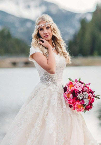 Robe de mariée élégante à manches courtes de la reine Anne avec des appliques en dentelle