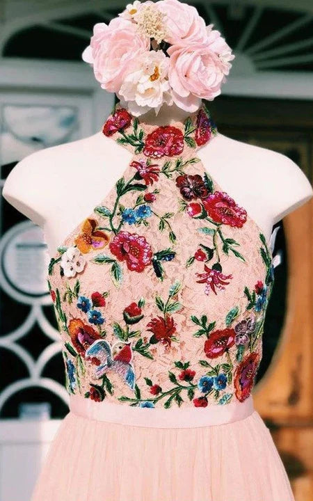 Večerní šaty s vysokým límcem bez rukávů, empire střih, tylové s květinovou aplikací