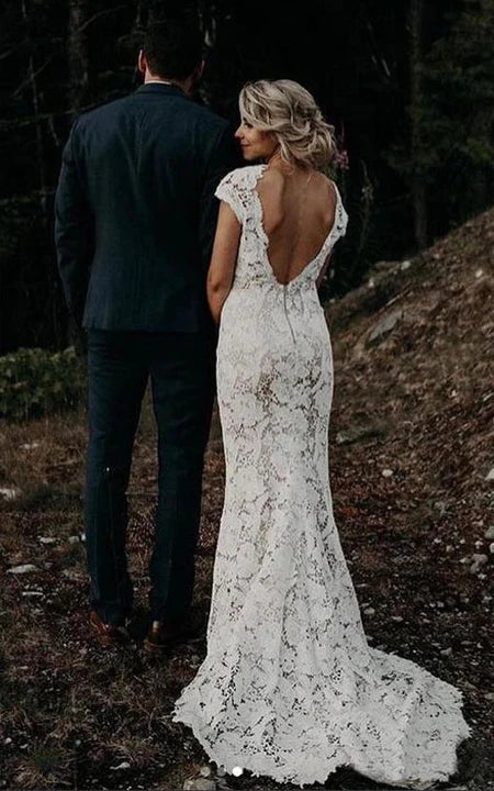 Robe de mariée décontractée à col en V et à traîne en dentelle