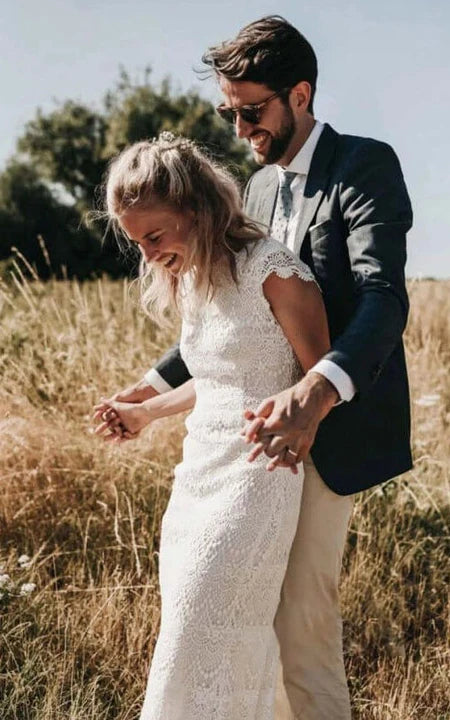 Robe de mariée fourreau simple à manches courtes en dentelle style hippie avec dos en V profond