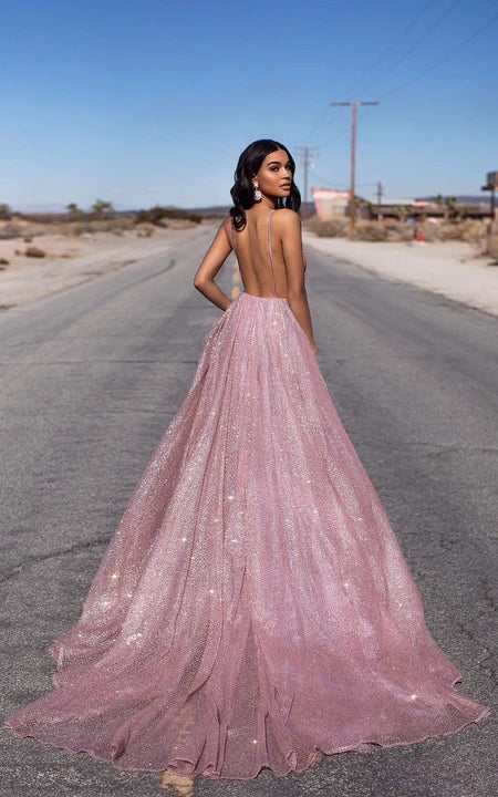 Sexy šaty na ples s hlubokým výstřihem, špagetovými ramínky, empire střihem do áčka a flitry