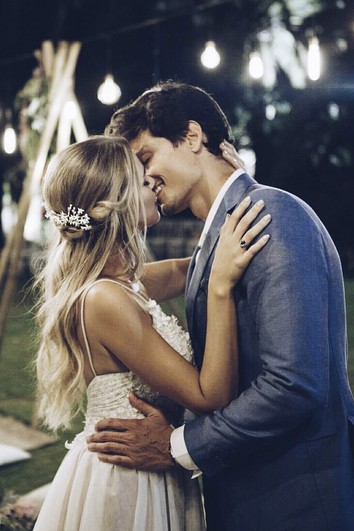 Krajková svatební šaty s hlubokým výstřihem do V, otevřeným zadním dílem a květinovými a krajkovými aplikacemi