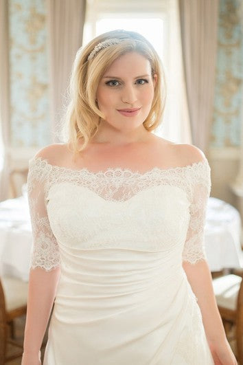 Robe trapèze en satin à manches mi-longues et épaules dénudées avec traîne en dentelle