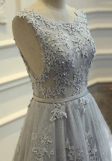 Dlouhé šaty bez rukávů ve tvaru A s výstřihem a aplikacemi