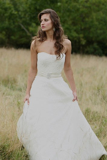 Robe de mariée bustier longue sans manches en dentelle avec broche
