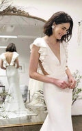 Robe de mariée simple à décolleté plongeant et à gaine unie