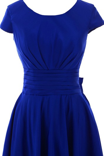 Šaty z plisovaného šifónu s krátkým rukávem, řaseným páskem a midi délkou