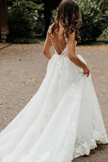 Moderní krajková svatební šaty A-line s V-výstřihem, podlahové délky, s vlečkou a bez rukávů, s aplikacemi