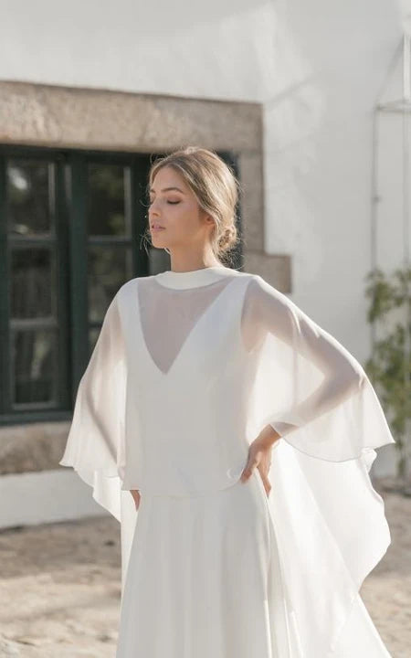 Schlichtes Etui-Brautkleid aus Chiffon mit Rundhalsausschnitt und Cape