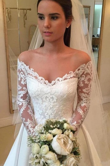 Moderno un abito da sposa con le applicazioni con appliques con appliques