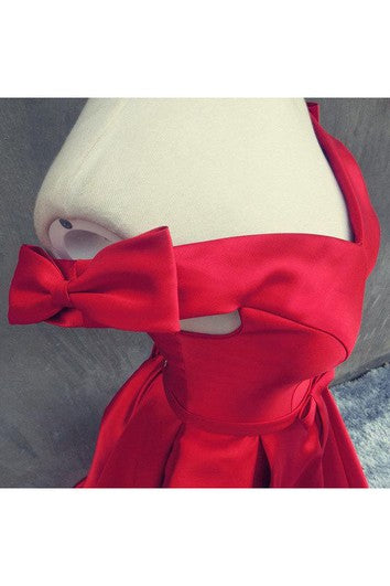 Elegantní saténové šaty s odhalenými rameny a šněrováním na zádech