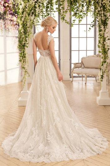Robe longue trapèze en dentelle à manches courtes et dos nu avec appliqués et plis
