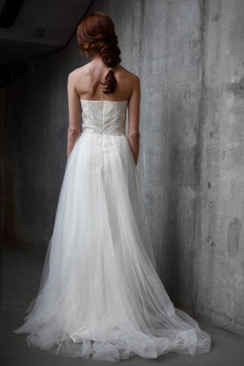 Šaty A-Line s tylovou láskyplnou výstřihem, řasením a záhyby