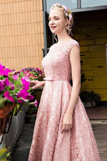 Robe de bal trapèze en dentelle et perles, longueur thé