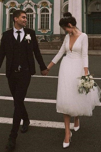 Robe de mariée en satin et tulle à décolleté plongeant et coupe trapèze