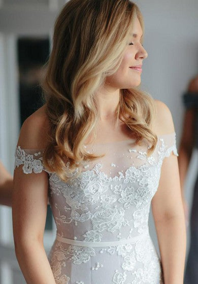 Vestido de boda de tul de encaje fuera de la cancha sin hombros con apliques