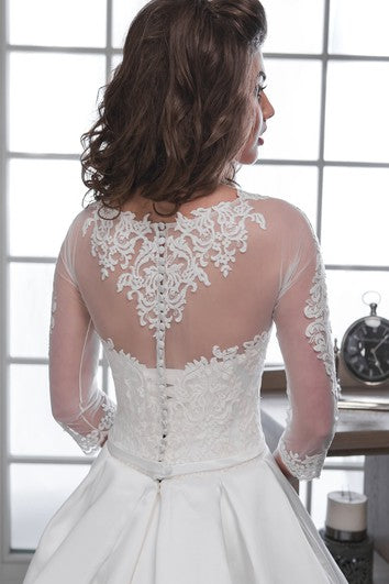 Robe trapèze en satin illusion à manches 3-4 et longueur au sol avec appliqués