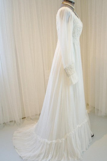 Dlouhý rukáv, šaty s výstřihem do lodičky z šifonu se zipem na zádech