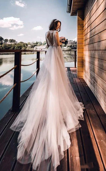 Sommerliches Country-Brautkleid aus plissiertem Tüll mit Rundhalsausschnitt und Perlenverzierung