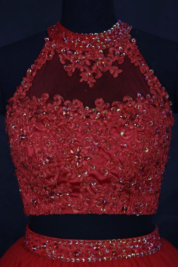 Mini šaty z organzy s vysokým límcem a korálkováním