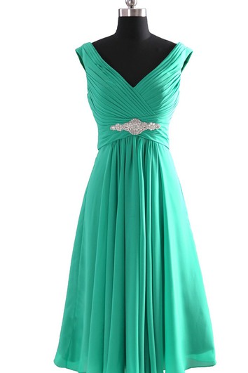 Šaty s výstřihem do V, plisovaným basque pasem a krystaly