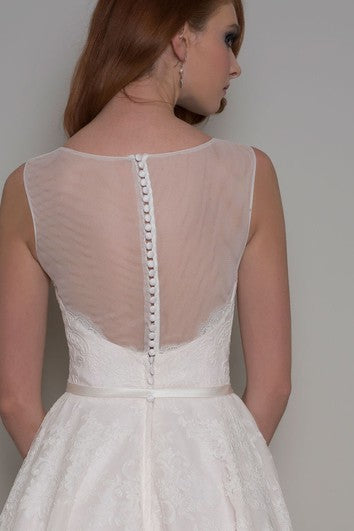 Robe de mariée trapèze en dentelle sans manches avec appliques et dos illusion