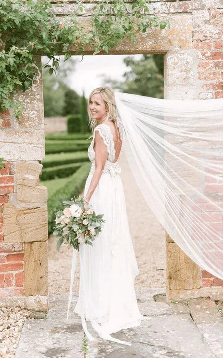 Vestido de novia casual con cubierta de cuello en V.