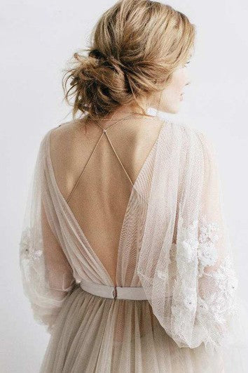 Robe plissée fluide en tulle illusion avec applications florales et dos en V profond