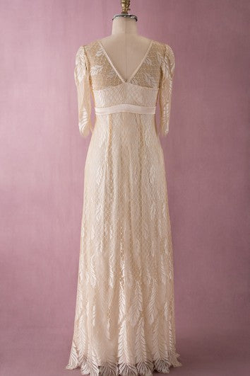 Schlichtes Spitzenkleid mit V-Ausschnitt und V-Rücken