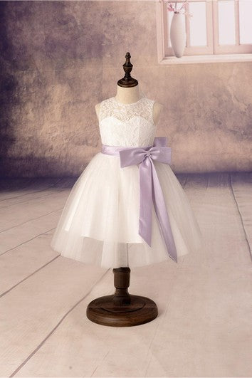 Ärmelloses, plissiertes Spitzenkleid aus Tüll in Knöchellänge mit Stehkragen und Schärpe